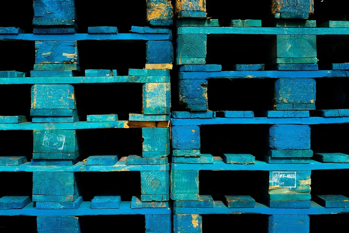 Emballages optimisés et palettes dans un entrepôt lumineux