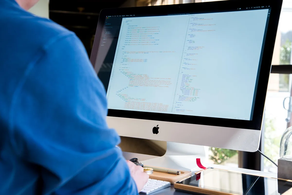 Deux collègues échangeant un feedback constructif à un bureau éclairé