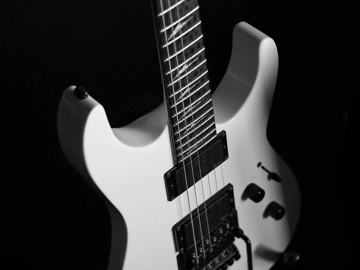 Musicien pratiquant son instrument dans un studio baigné de lumière naturelle