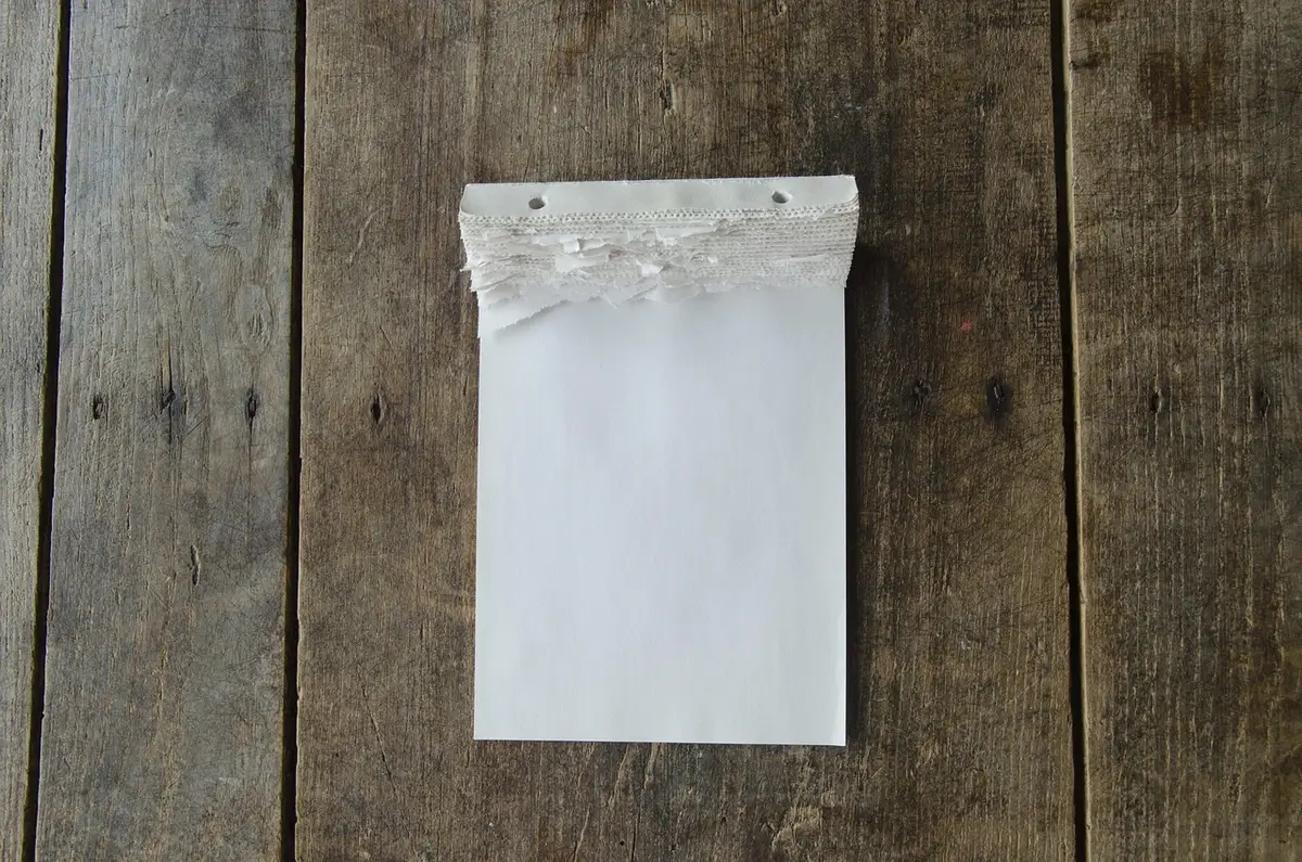 Calendrier avec plages bloquées et notes sur un bureau lumineux