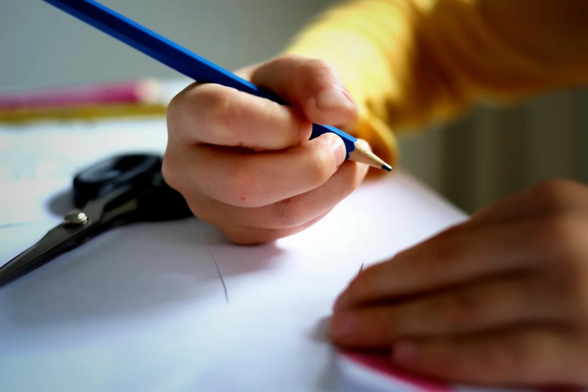 Planning d'études sur un bureau avec calendrier et stylos