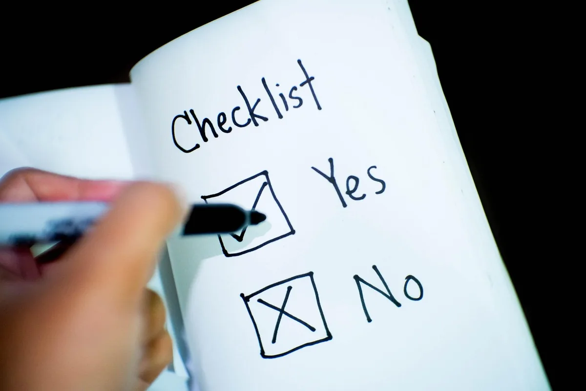 Feuille de tâches et checklist sur un bureau organisé