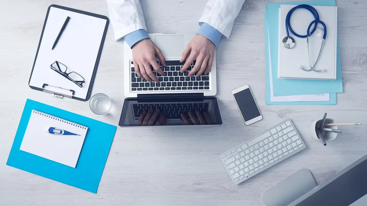 Personne tapant une adresse email dans un formulaire sur un ordinateur portable