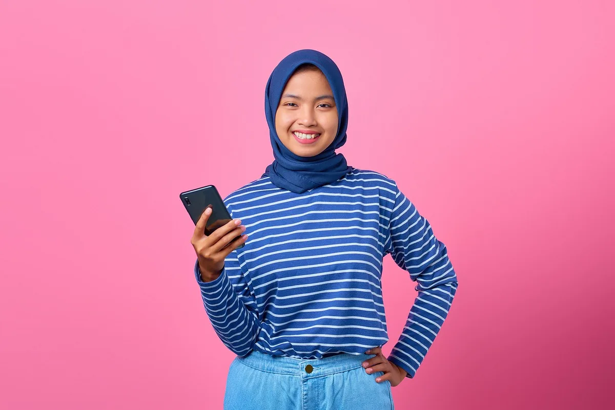 Influenceur en direct sur smartphone avec icônes de story