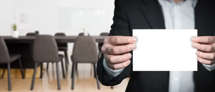 Notes d’entretien et checklist posées sur une table de bureau, lumière du jour