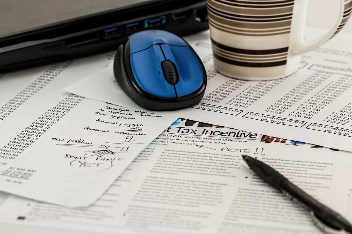 Documents et notes organisés pour préparer un entretien d'évaluation