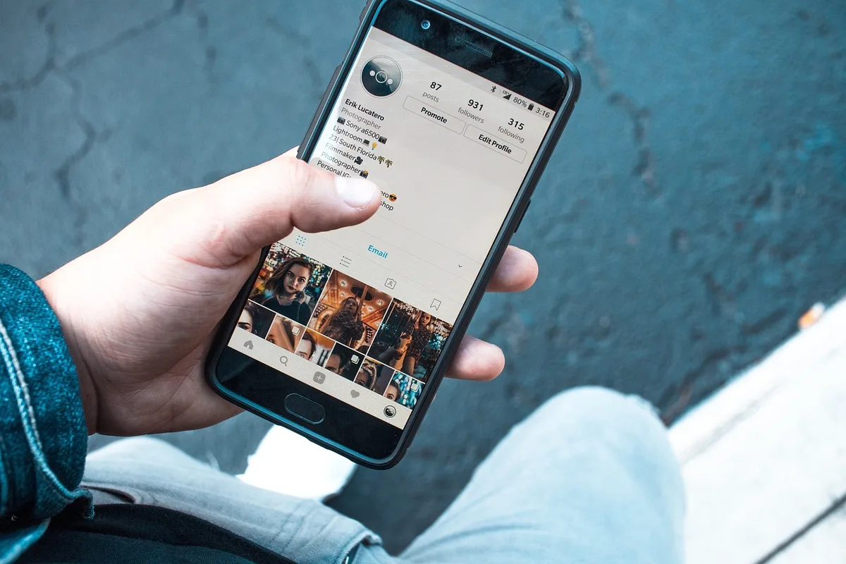 Écran montrant des outils de veille des réseaux sociaux et mentions