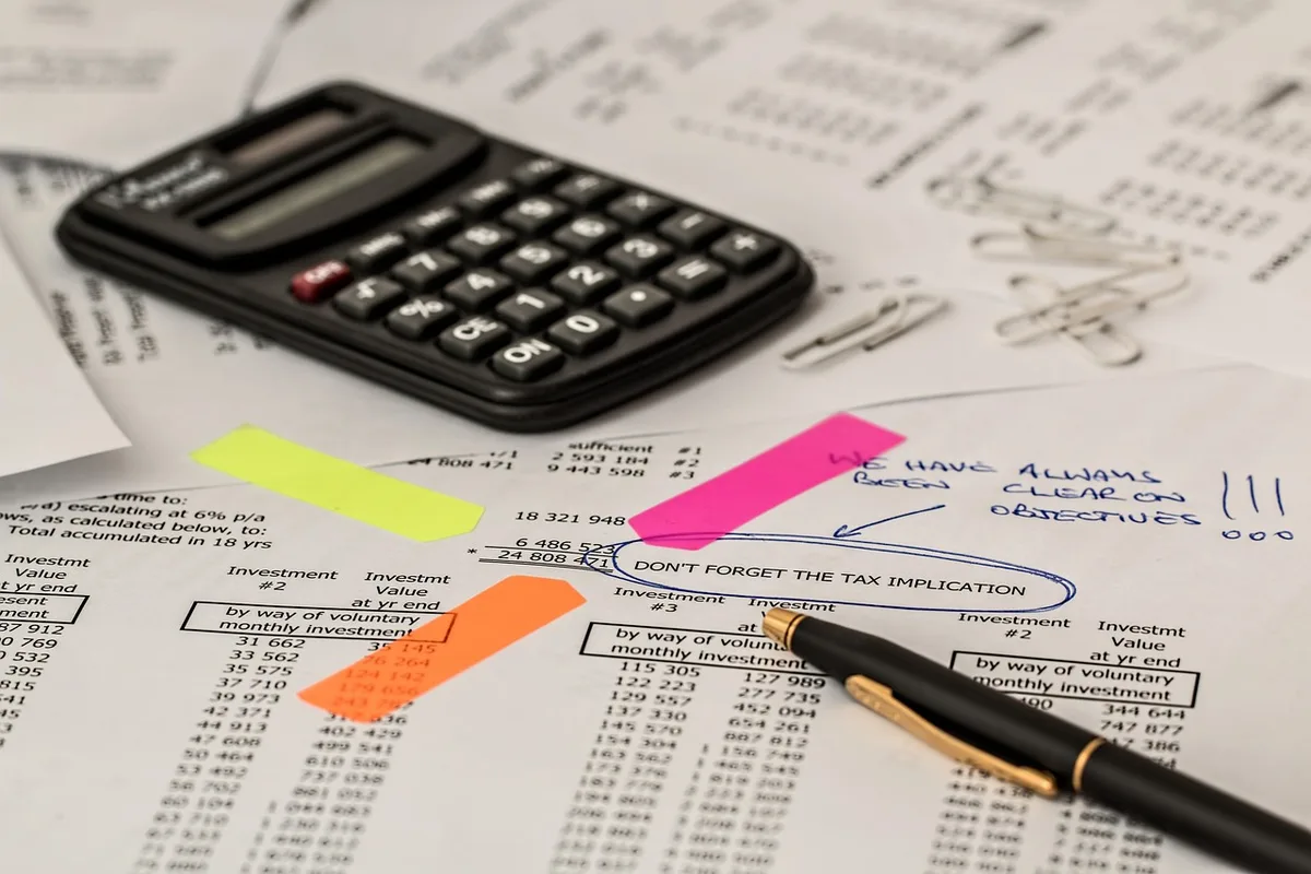 Documents et calculatrice représentant la distinction entre salaire brut et net