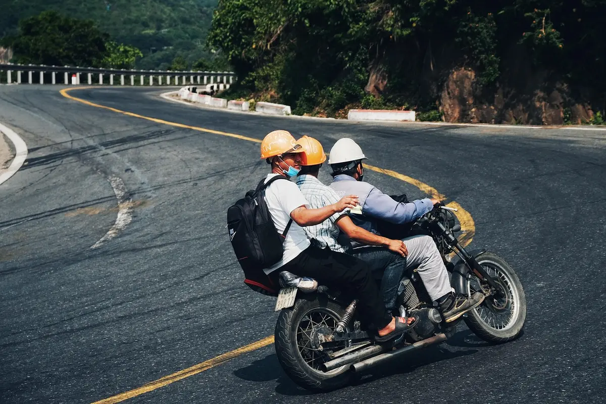 Groupe restreint en atelier de sellerie moto observant une démonstration