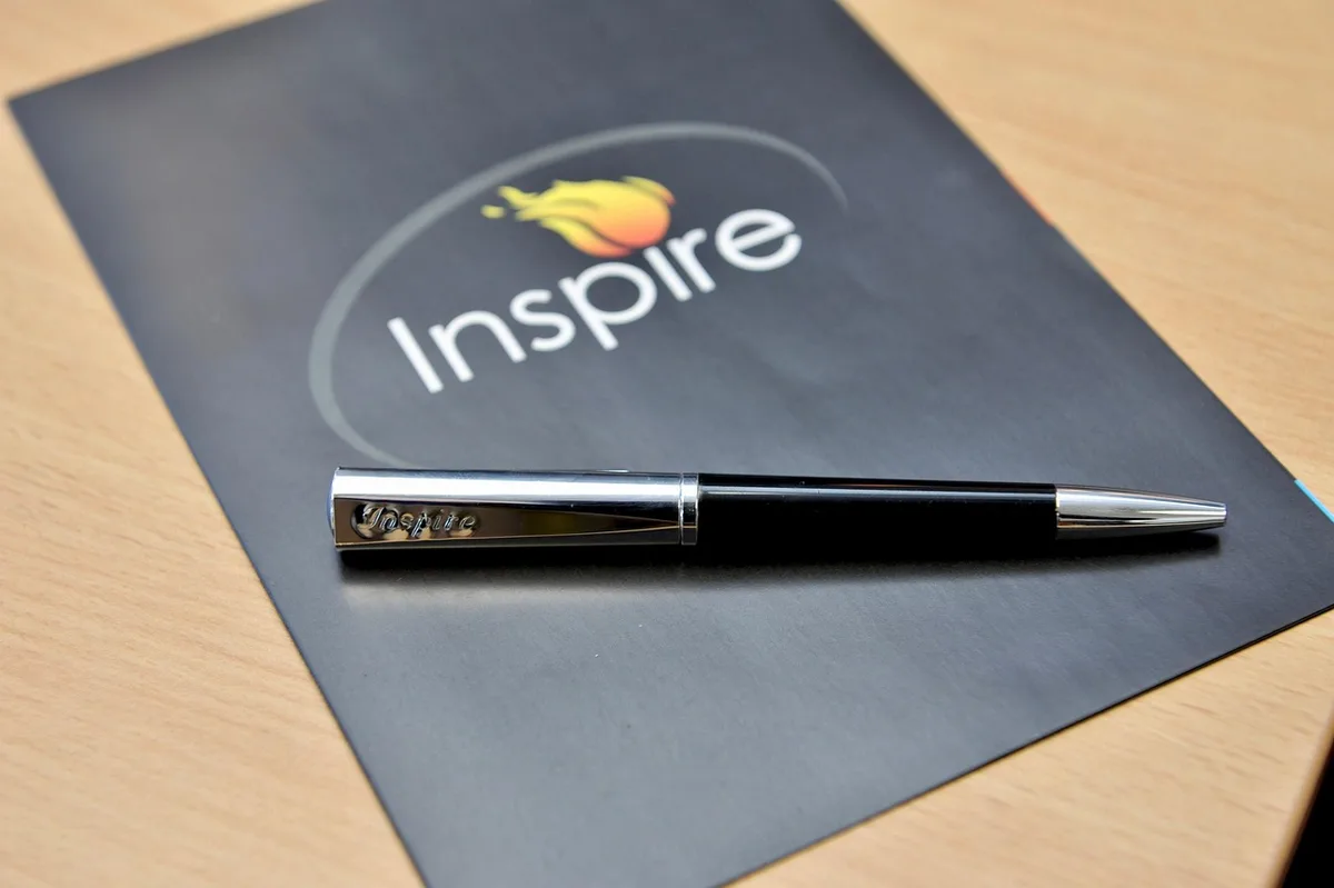 Carnet et calendrier sur un bureau lumineux avec notes SMART pour fixer des objectifs