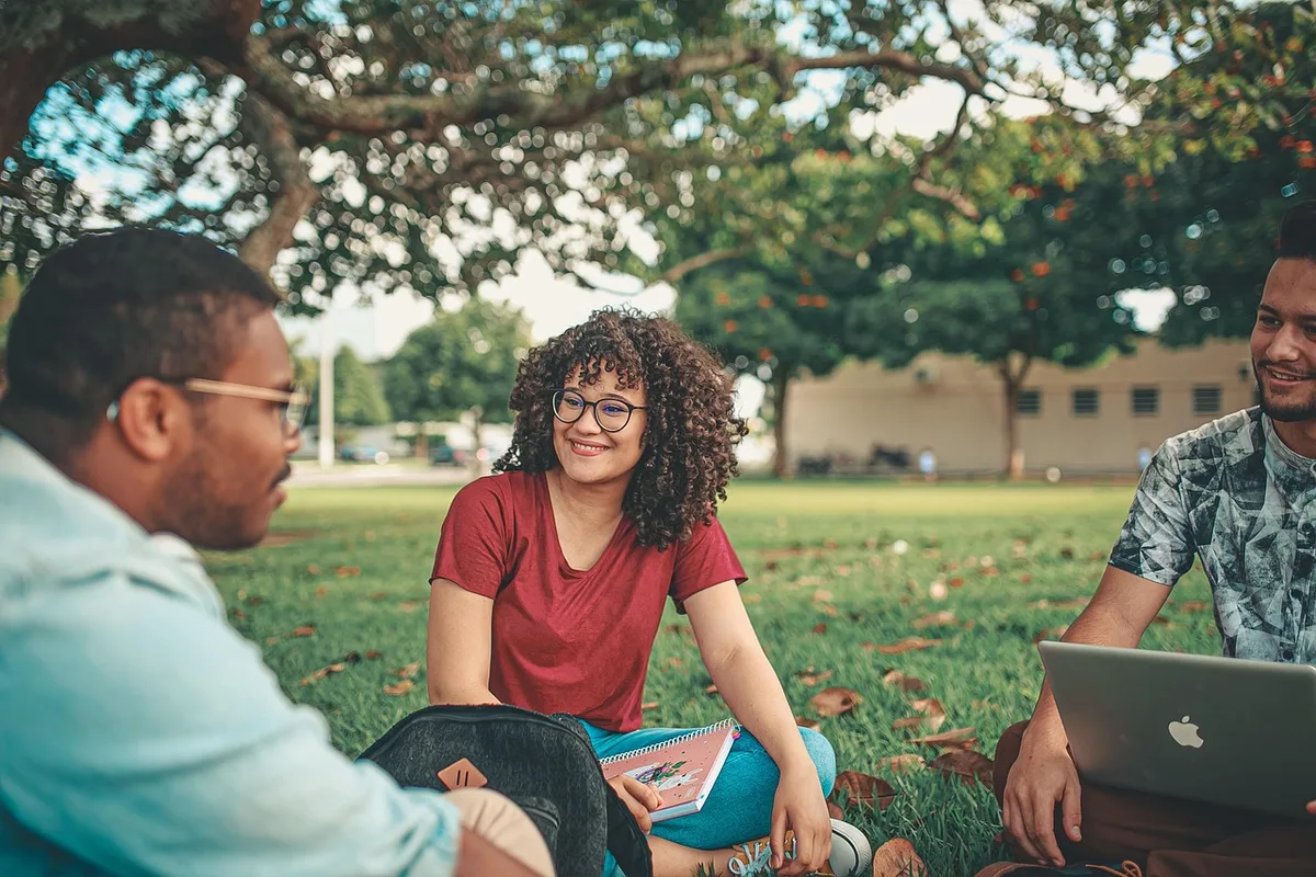 Étudiant rédigeant une problématique et un plan dans un cahier