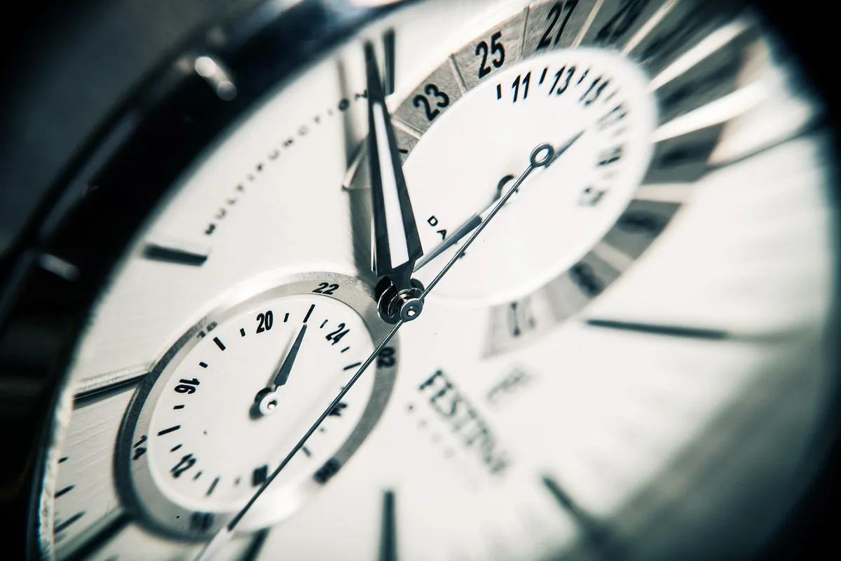 Montre et feuilles d'examen organisées montrant gestion du temps