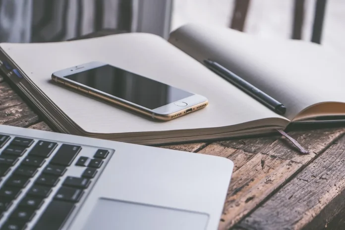 Bureau lumineux avec ordinateur portable, checklist d'audit SEO et carnet