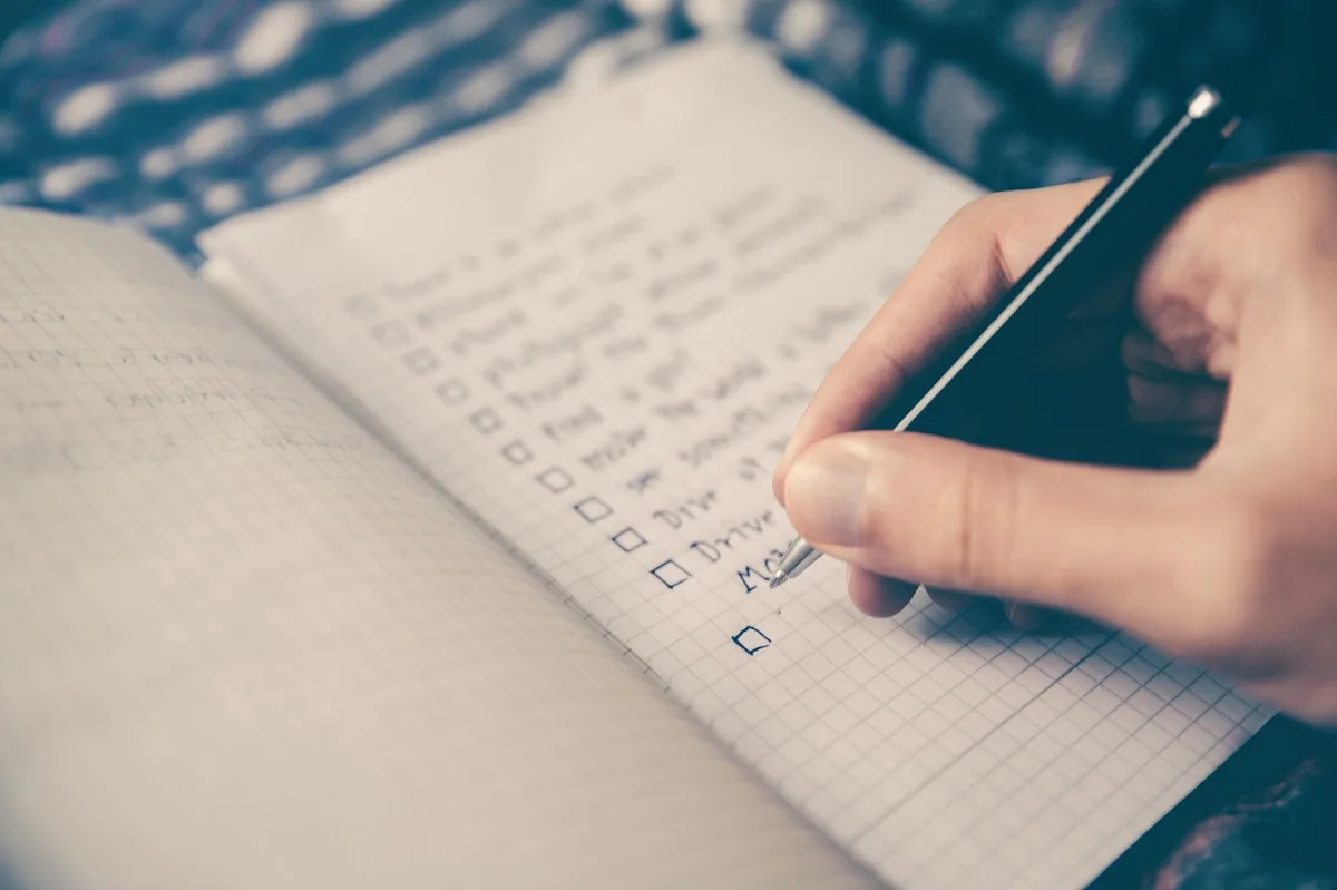 Checklist comparant critères de registrars sur une table