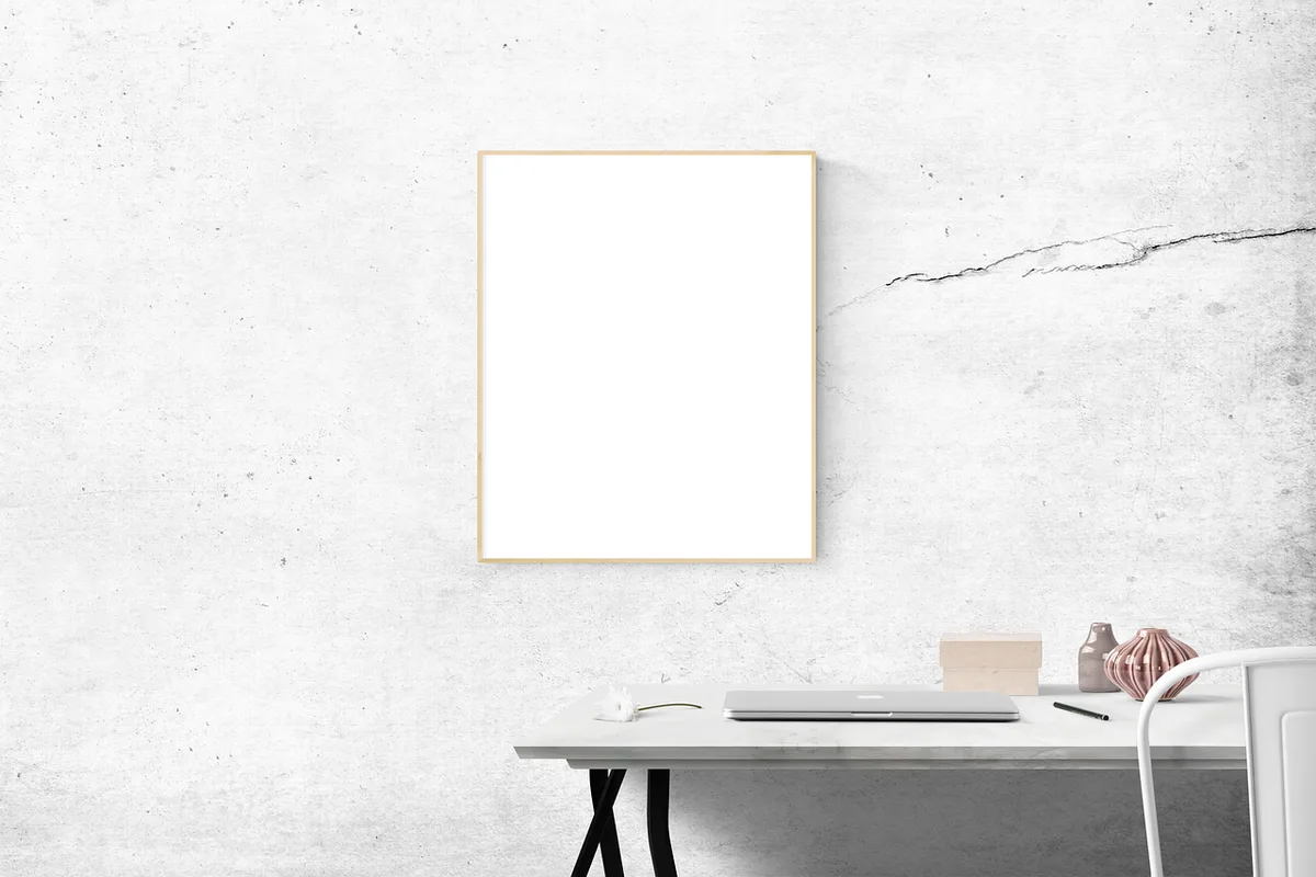 Portfolio et CV posés sur un bureau avec un ordinateur portable
